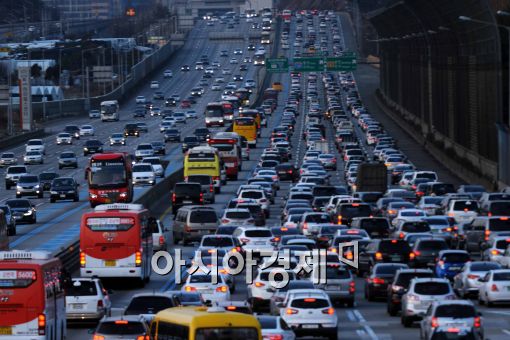 [포토]경부고속도로, 귀경 차량들로 가득