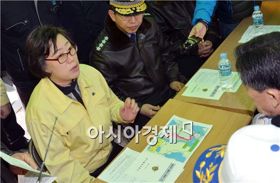 [포토]윤진숙 해양수산부장관, 여수 기름유출 현장 방문 