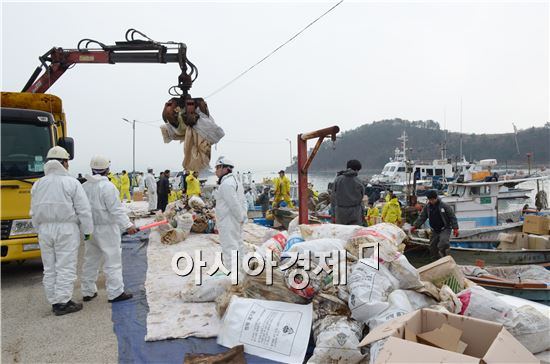 [포토]여수 기름 유출, 민관 합동방제작업