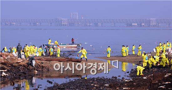 [포토]기름띠를 잡아라~민관합동 총력