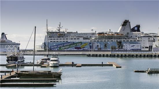 흑해 연안 항구의 크루즈에 소치올림픽의 옥외광고가 설치돼 있다.   
