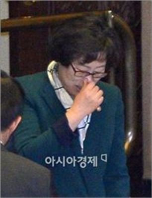 윤진숙 장관이 4일 오전 국회 본회의에서 코를 막고 있다. 