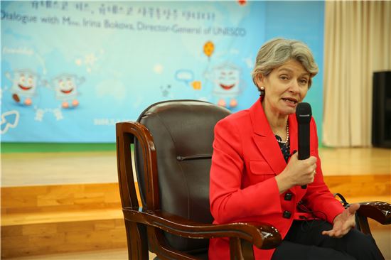 ▲이리나 보코바 유네스코 사무총장이 '유네스코 키즈' 어린이들을 만난 자리에서 질문에 답하고 있다. 