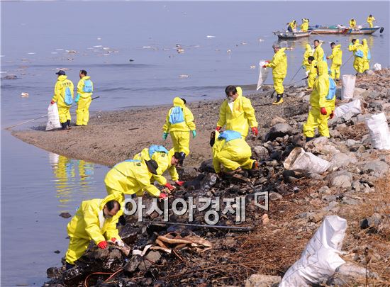 여수 낙포2부두 기름 방제 작업 5일차 구슬땀