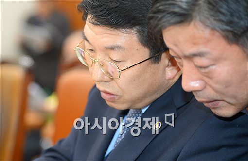 [포토]보고 받는 김석균 해양경찰청장