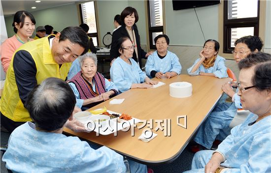 [포토]맛있게 드세요~최영호 남구청장,요양병원 배식봉사 