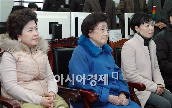 김대중평화센터 이희호 이사장(가운데)이 4일 오후 박준영 전남지사 부인인 최수복 여사(왼쪽)와 박지원 국회의원 부인인 이선자 여사(오른쪽)와 함께 여수해경 방제상황실을 찾았다.
