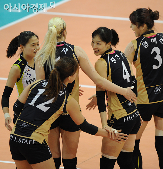 [포토] 황연주 '엉덩이 토닥토닥은 사양할게'