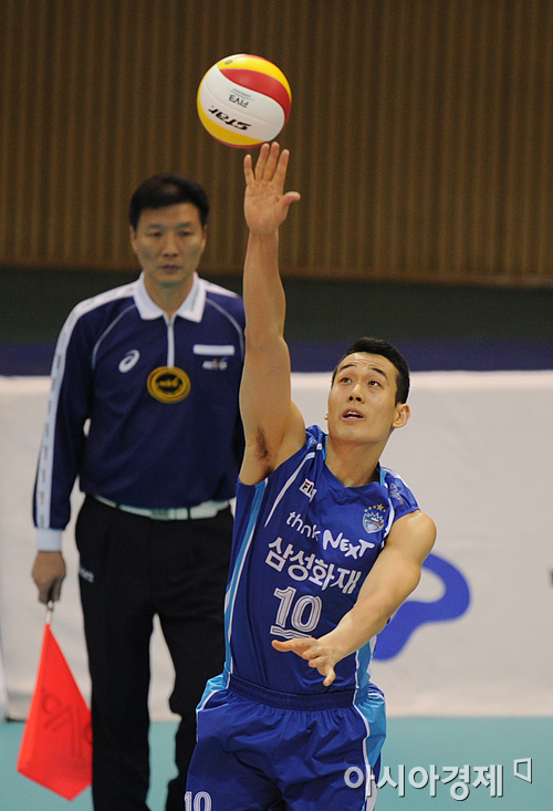 [포토] 서브 넣는 고희진