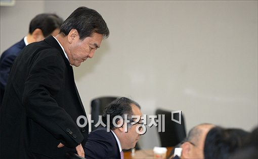 [포토]경제관계장관회의 참석한 신제윤 위원장