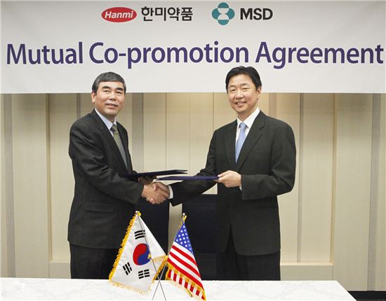 이관순 한미약품 사장(左)과 현동욱 한국MSD 사장이 지난 4일 코프로모션 협력계약을 체결한 뒤 악수하고 있다.
