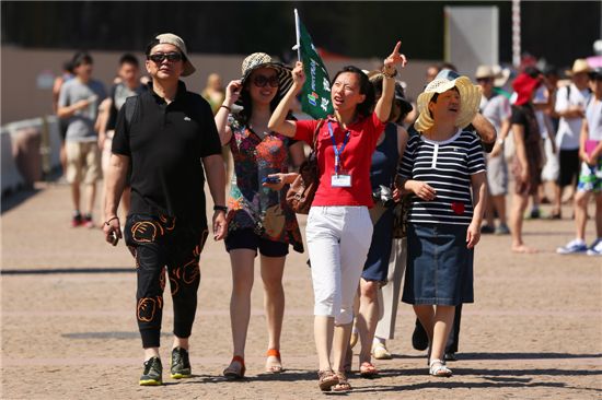 중국인 관광객들이 오스트레일리아 시드니를 둘러보고 있다. 사진=블룸버그