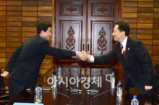 [포토]악수 나누는 박용일 위원-이덕행 위원 