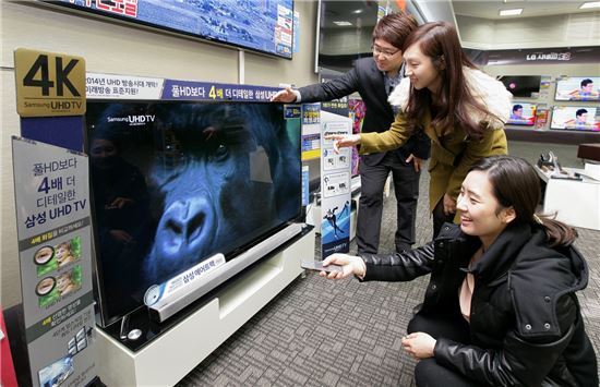 ▲ 하이마트대치점에서 고객들이 삼성 UHD TV 제품을 살펴보고 있다. 