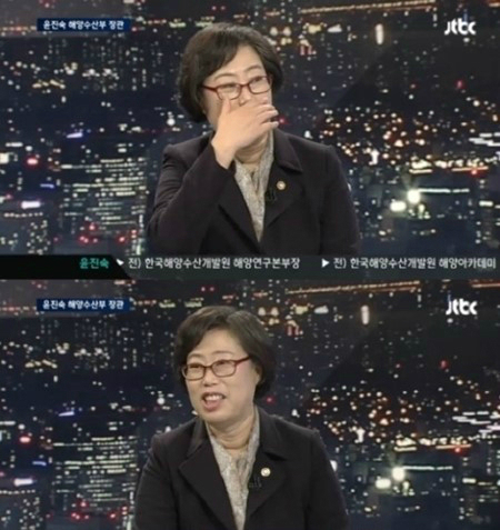 윤진숙 장관, 답변 중 웃음보…'다시 태도논란'