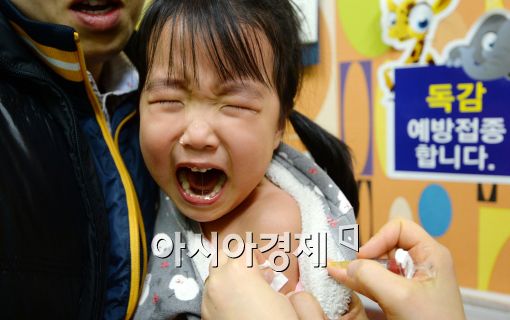 [포토]독감주사 맞는 어린이