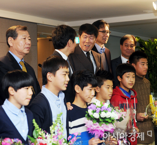 [포토] 차범근 이사장 '축구 꿈나무과 함께~'