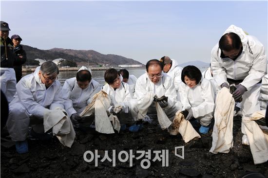 [포토]기름닦는 황우여 새누리당 대표