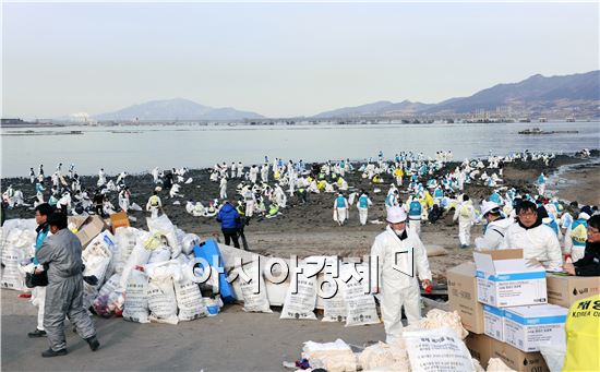 여수 낙포부두 기름 유출 사고 엿새째…방제작업 총력