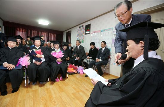 '찾아가는 배움교실 졸업식'에서 졸업생 중 최고령자인 김옥진(80) 할머니가 졸업생 대표로 답사를 하고 있다.