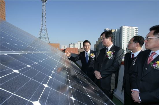 조환익 한국전력공사 사장이 5일 구리남양주지사를 방문해 옥상에 설치된 태양광 발전 설비를 둘러보고 있다.