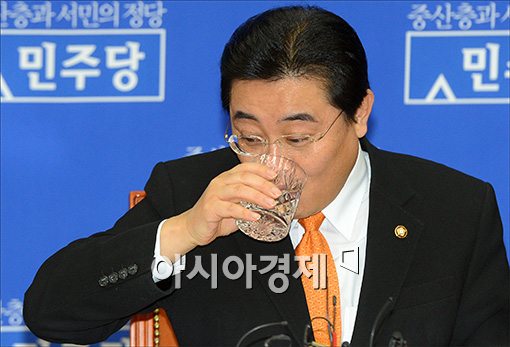 [포토]물 마시는 정병헌 원내대표