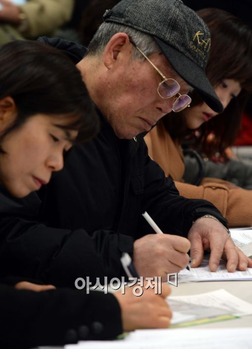 [포토]꼼꼼히 구직신청서 작성하는 구직자 