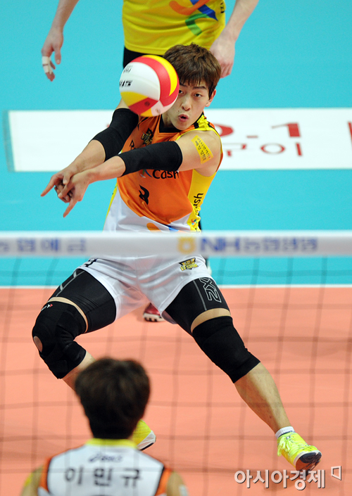 [포토] 정성현 '가볍게 받는다~'