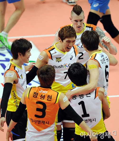 [포토] 득점에 기뻐하는 러시앤캐시 선수들