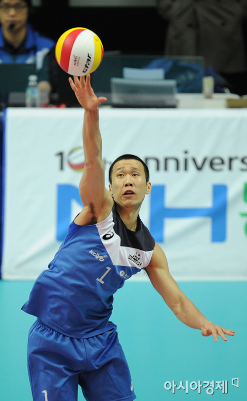 [포토] 서브 넣는 윤봉우