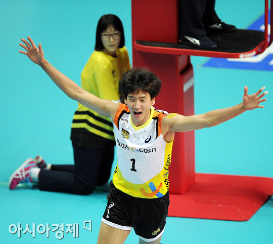 [포토] 소녀의 마음을 빼앗는 송명근의 멋진 세레모니