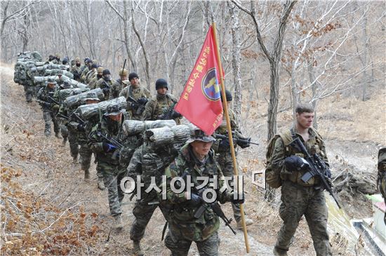 한미해병대 장병들 첫 천리행군 
