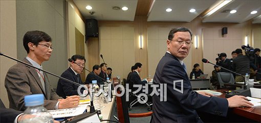[포토]주의 돌아보는 박상훈 롯데카드 사장
