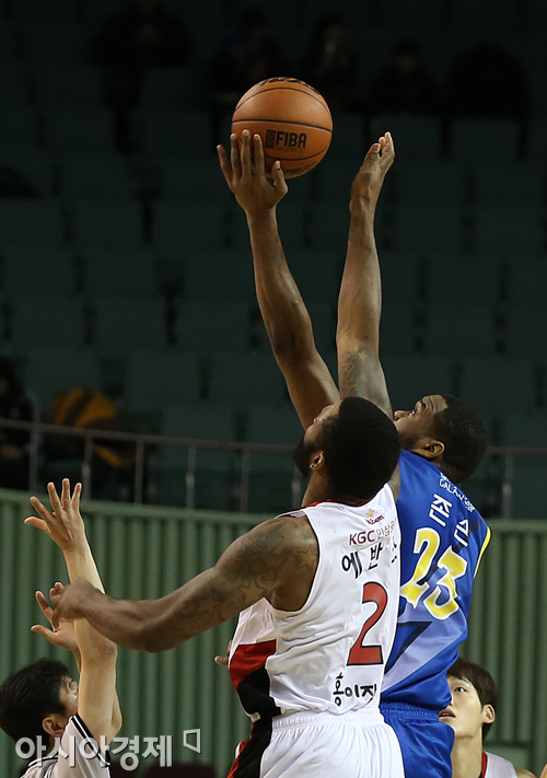 [포토] 에반스-존슨 '점프볼!'