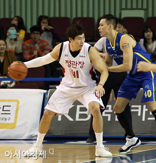 [포토] 오세근 '뚫어볼까'