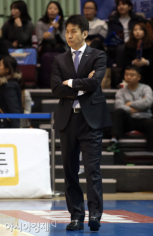 [포토] 경기 지켜보는 삼성 김상식 감독대행