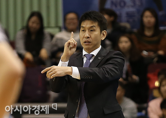 [포토] 지시 내리는 삼성 김상식 감독대행