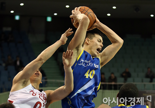 [포토] 이동준 '리바운드는 내꺼야'