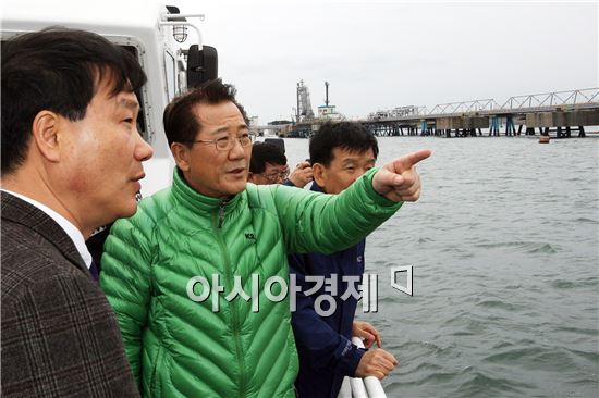 [포토]박준영 전남지사, 여수기름유출사고해역시찰 