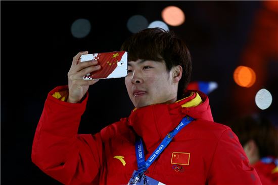 ▲러시아 피시트 올림픽 스타디움에서 7일(현지시간) 열린 소치 동계올림픽 개막식에서 참가 선수들이 삼성 갤럭시노트3를 사용하고 있다. (제공=게티이미지)