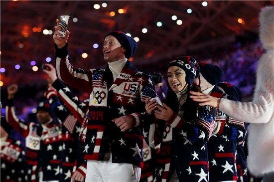 ▲러시아 피시트 올림픽 스타디움에서 7일(현지시간) 열린 소치 동계올림픽 개막식에서 참가 선수들이 삼성 갤럭시노트3를 사용하고 있다. (제공=게티이미지)