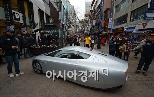 [포토]폴크스바겐 XL1, 명동 깜짝 등장