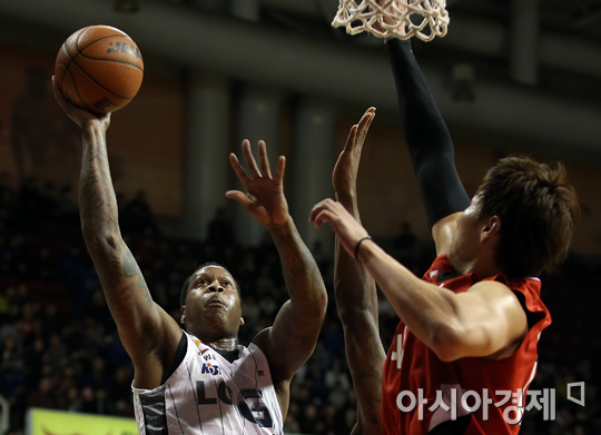 [포토] 제퍼슨 골밑슛