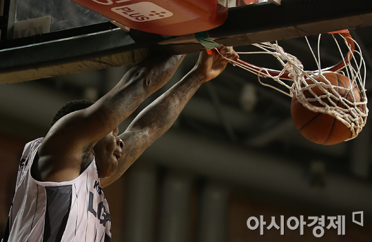 [포토] 제퍼슨 '문태종과 앨리웁 합작~'