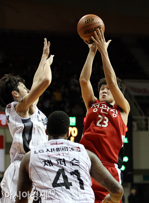 [포토] 전성현 '쏜다'