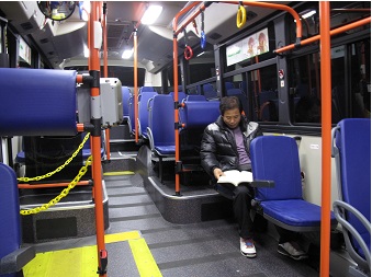 서울시 버스 형광등 'LED'로 교체…야간버스 독서 가능해진다