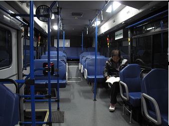 서울시 버스 형광등 'LED'로 교체…야간버스 독서 가능해진다