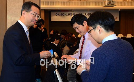 [포토]인사하는 김수천 아시아나항공 신임 대표