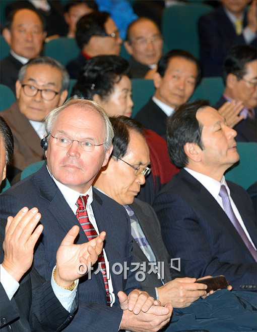 [포토]박수치는 크리스토퍼 힐 전 미 국무부 차관