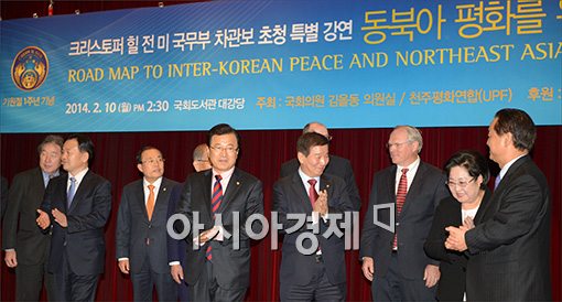 [포토]박수 받는 크리스포터 힐 전 미 국무부 차관